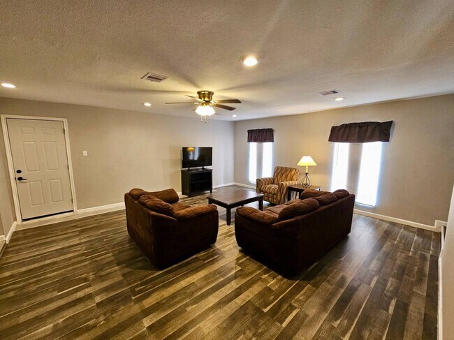 Building Photo - 5840 Oleander St