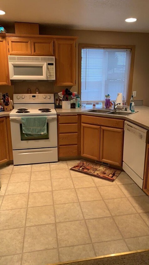 Building Photo - Spacious home in the Desirable Green Meado...