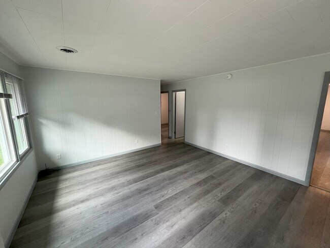 Building Photo - NEWLY REMODELED 3 BEDROOM HOME NEAR CIVIC ...