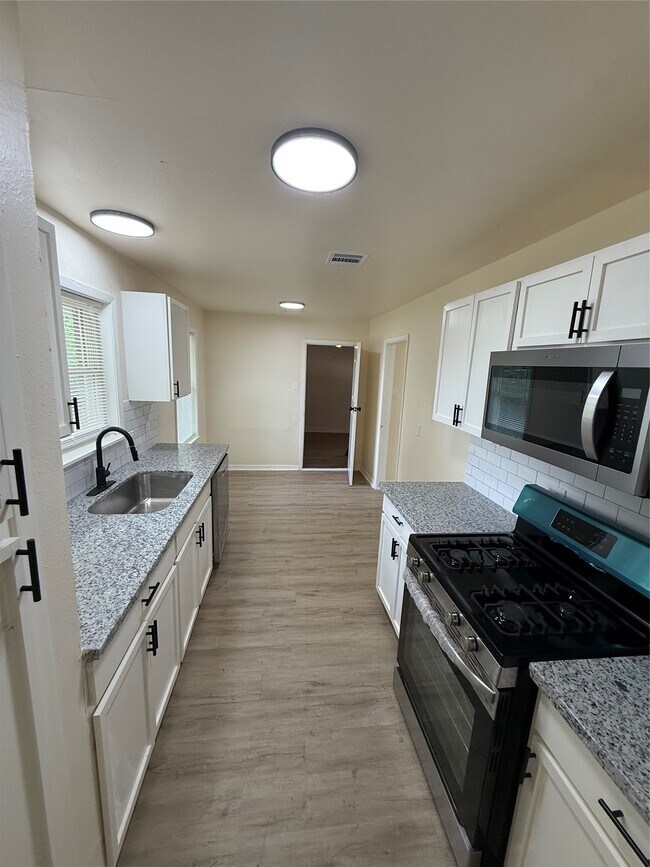 Building Photo - 407 Midway Dr
