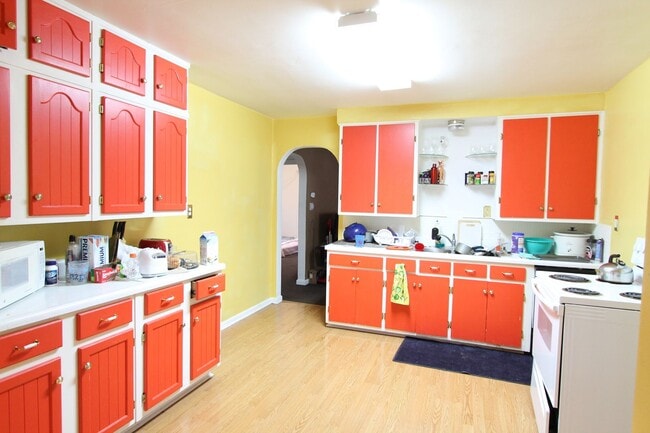 Building Photo - In-Unit Washer and Dryer