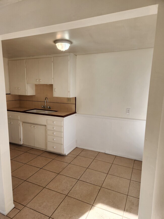 Kitchen - 3235 Mulberry St
