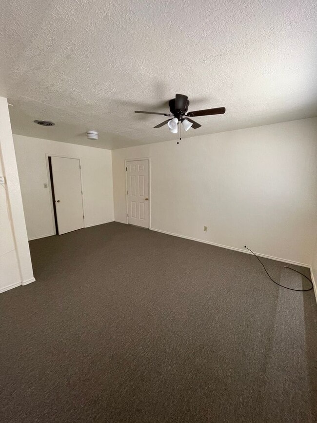 Building Photo - Beautiful 1 Bedroom/1 Bath Unit **Available Now**