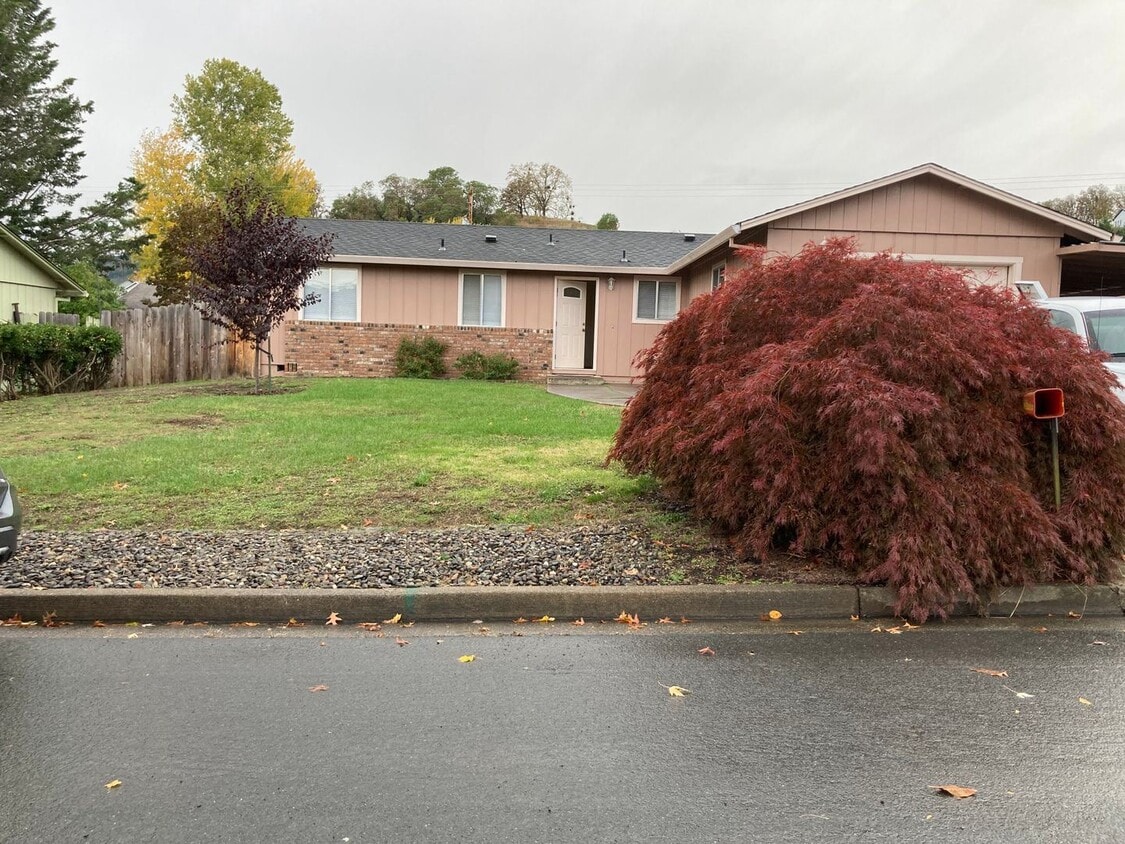 3 br, 1 bath House 535 Corona Loop Rd House Rental in Roseburg, OR