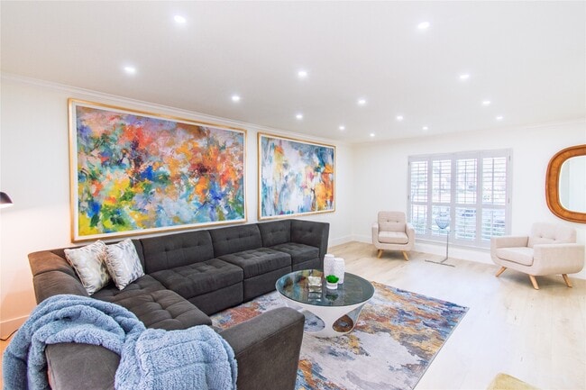 Foto del edificio - 5805 Valley Forge Dr