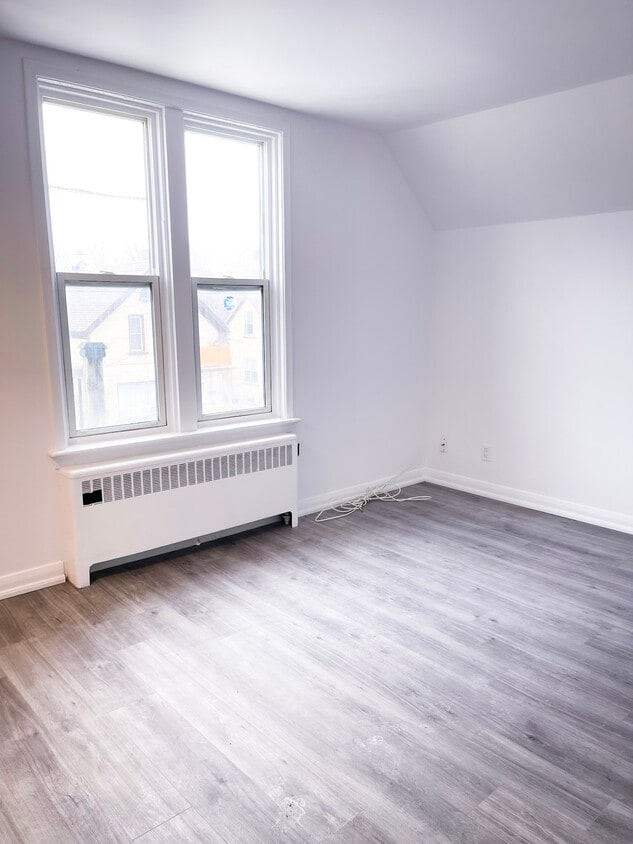 Photo du bâtiment - Cozy Two-Bedroom In Downtown Kitchener $1695