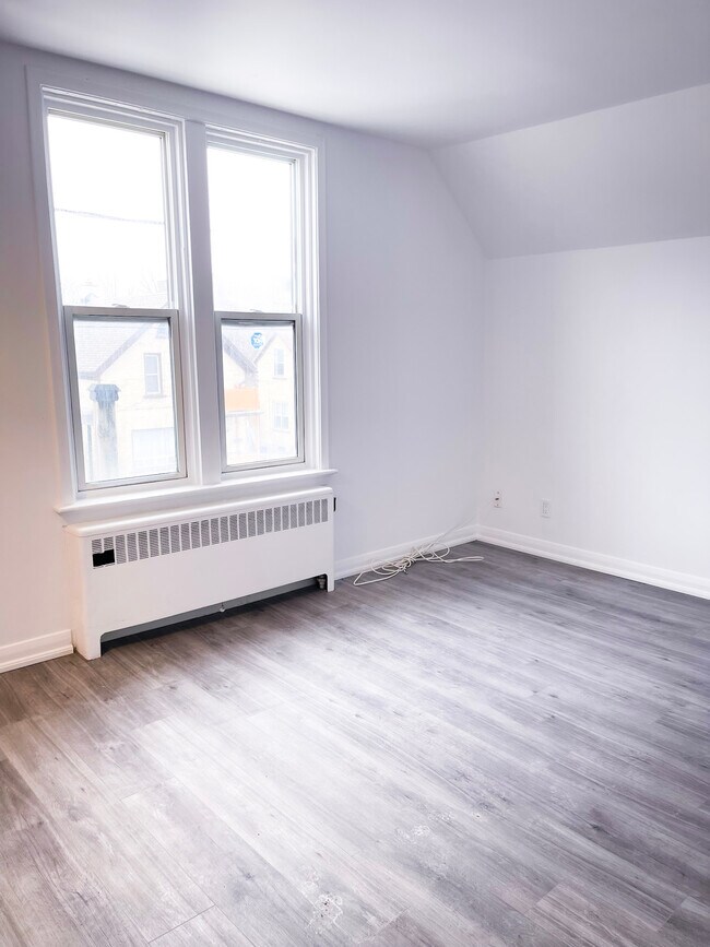 Photo du bâtiment - Upper-Level 2-Bedrooms On Weber St: SO MUCH SUNLIGHT!