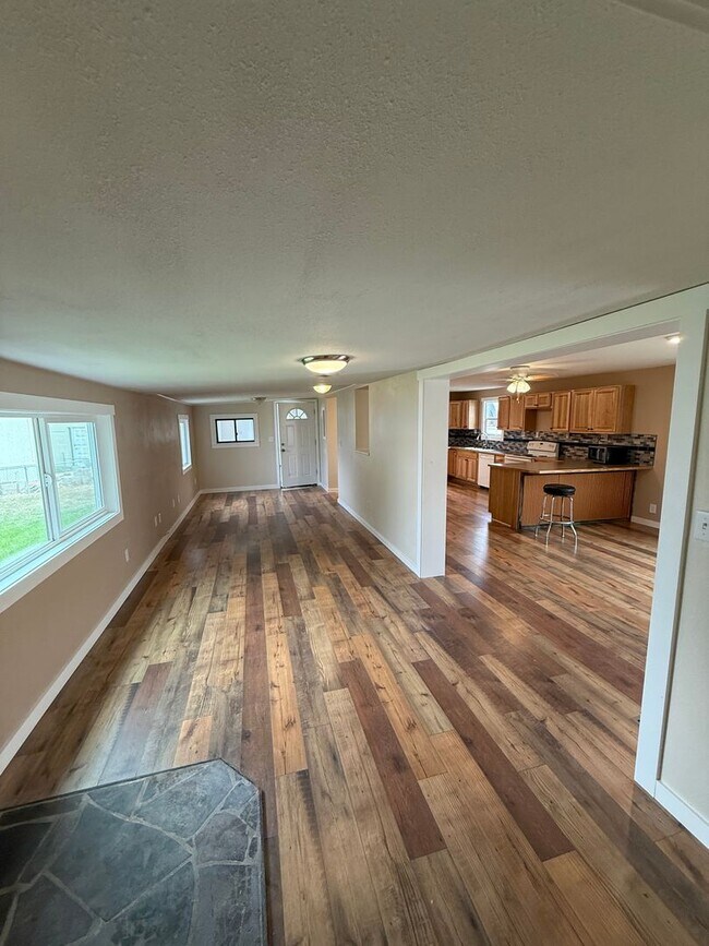 Building Photo - Updated 2 Bedroom, 1 Bath Home – Quiet Inside, Even Next to the Freeway