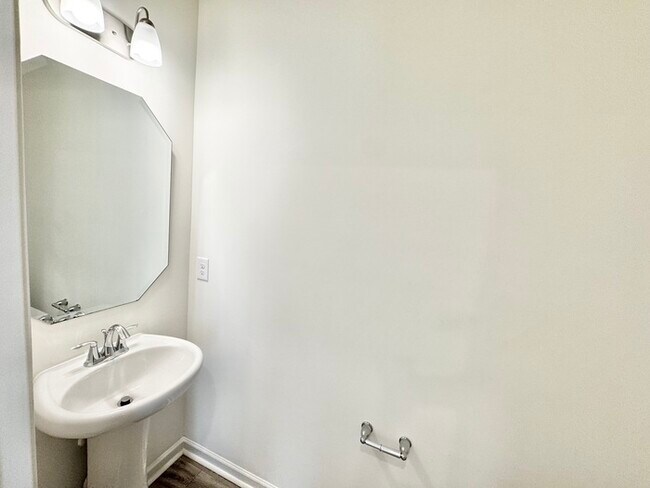 Foto del edificio - Three bedroom 2 1/2 at townhome close to s...