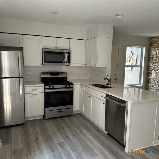 Foto del edificio - 608 Bracewood Cir