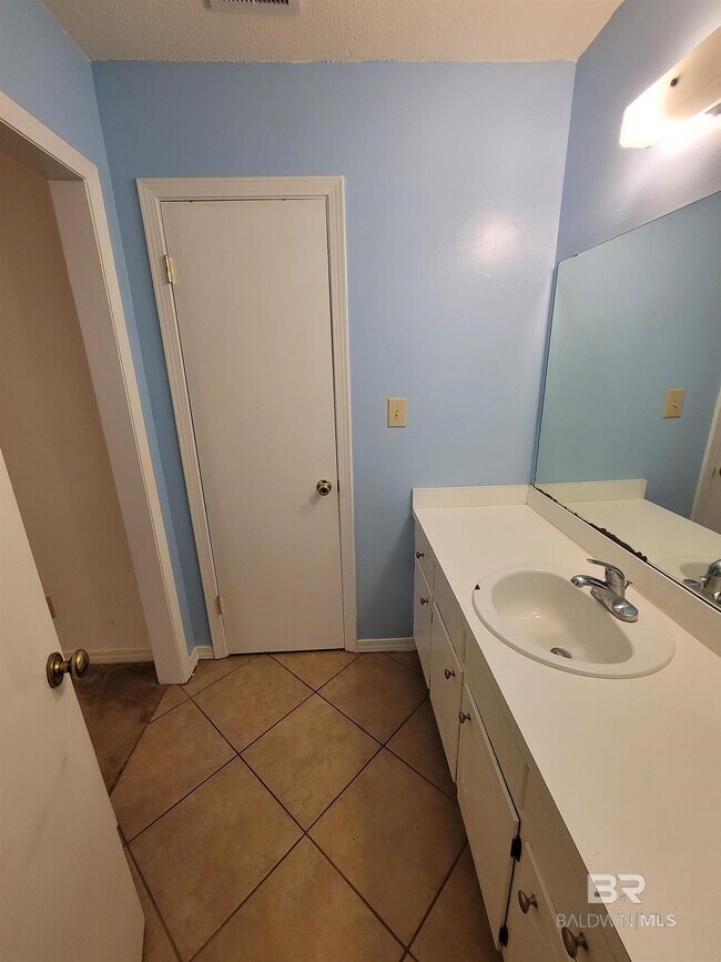 Foto del edificio - 512 Lake Forest Blvd