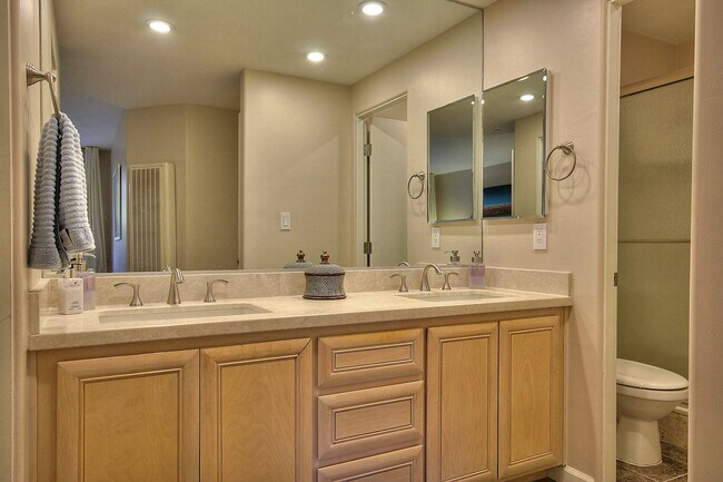 Foto del edificio - PRIVACY, SERENITY, AND RESORT STYLE LIVING...
