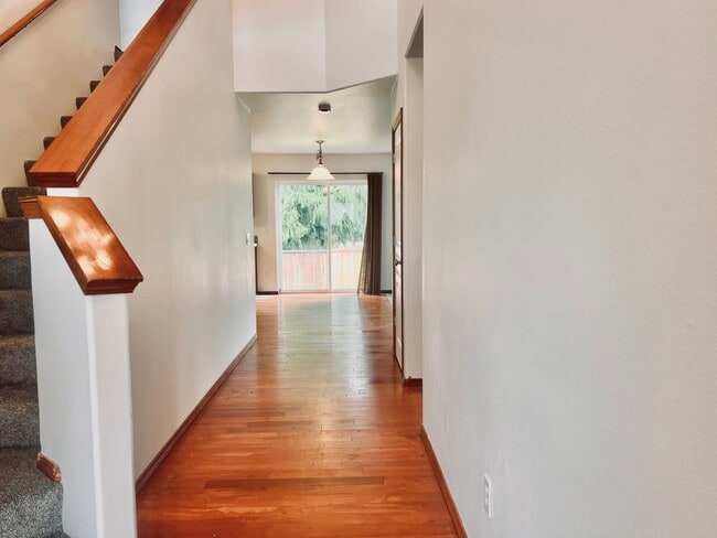 Building Photo - Enormous 4 Bed 2.5Bath + Bonus Room Great Lacey Neighborhood