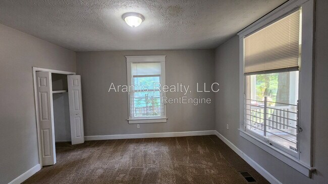 Foto del edificio - 56 Polar Rock Rd SW