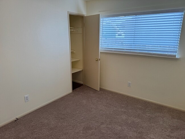 Building Photo - 870 Pearl Dr
