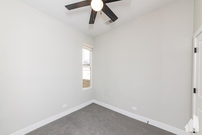 Foto del edificio - 3 bedroom in Chicago IL 60622