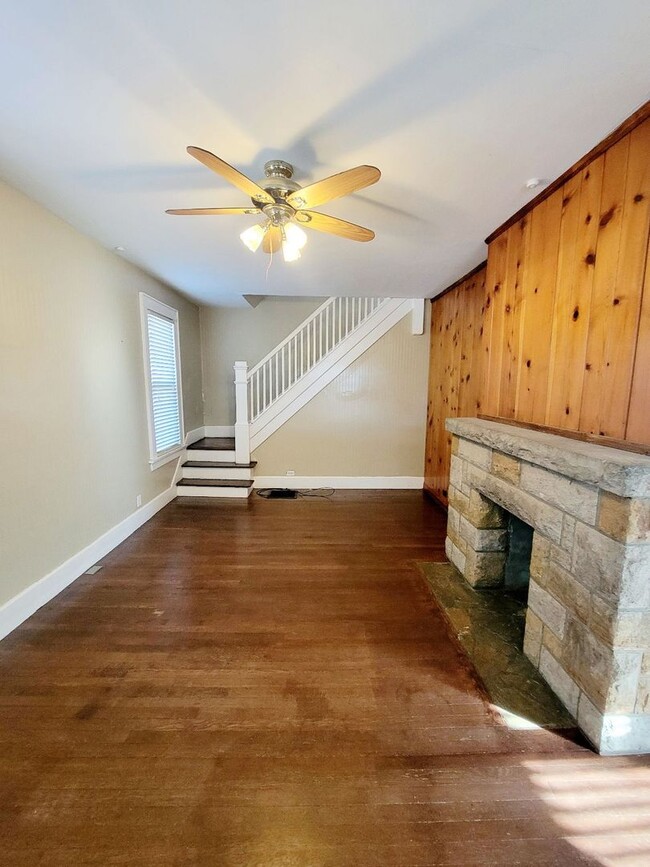 Building Photo - 2 Bedroom/1Bath House with Yard Located In...
