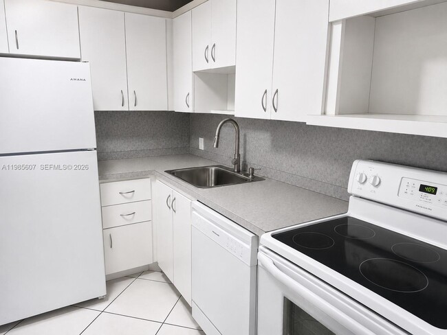 Building Photo - 3675 N Country Club Dr