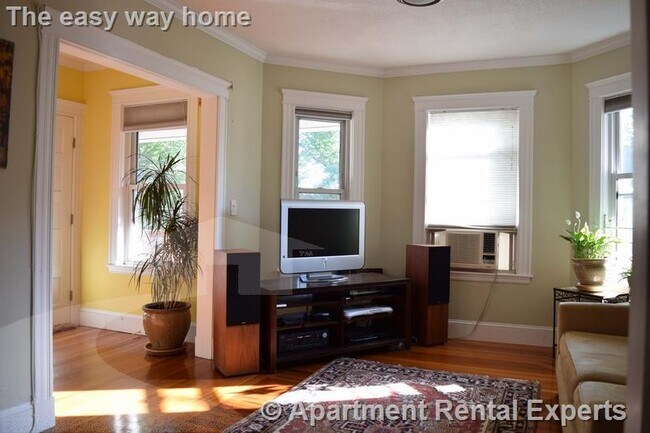 Building Photo - Large 2 bed condo in Mid-Cambridge with Pa...