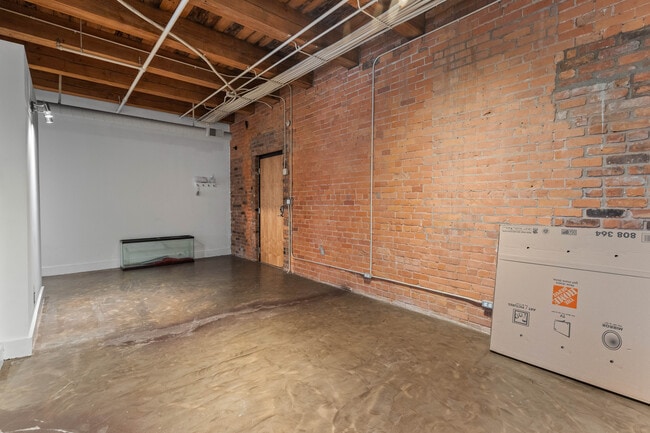 Building Photo - 6533 E Jefferson Ave