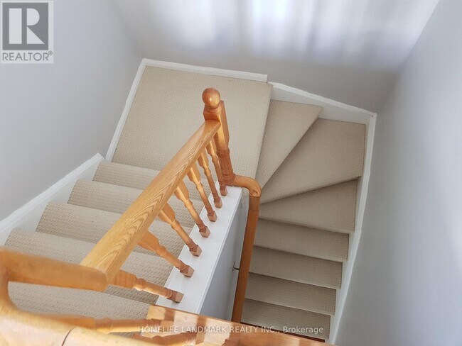 Photo du bâtiment - 8 Cox Blvd