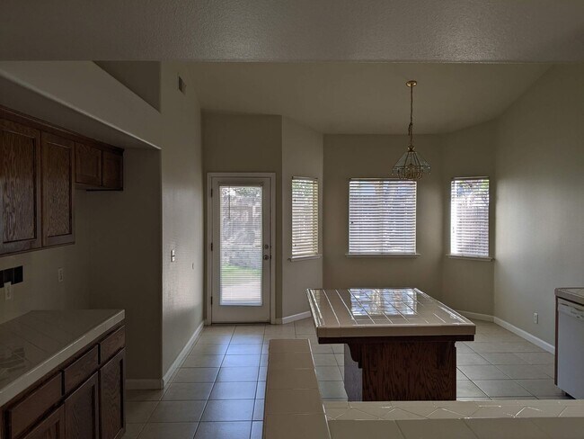 Building Photo - NE Fresno home close to Clovis North offer...
