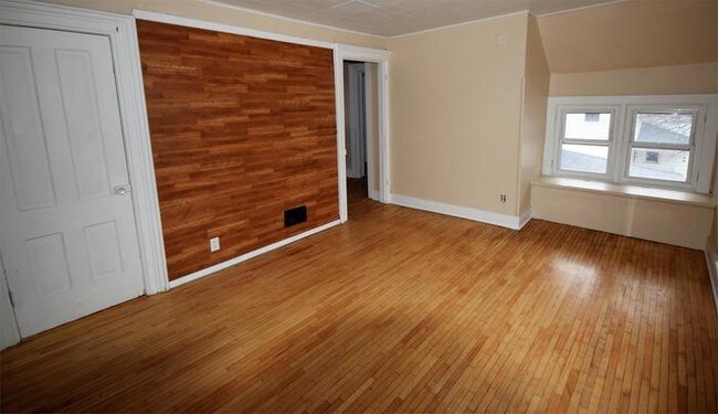 Building Photo - 1 Bedroom Upper