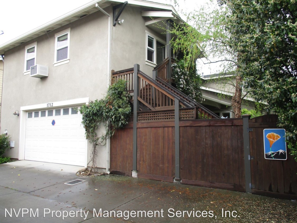 Primary Photo - Studio, 1 bath House - 1712 Lawler St. unit B