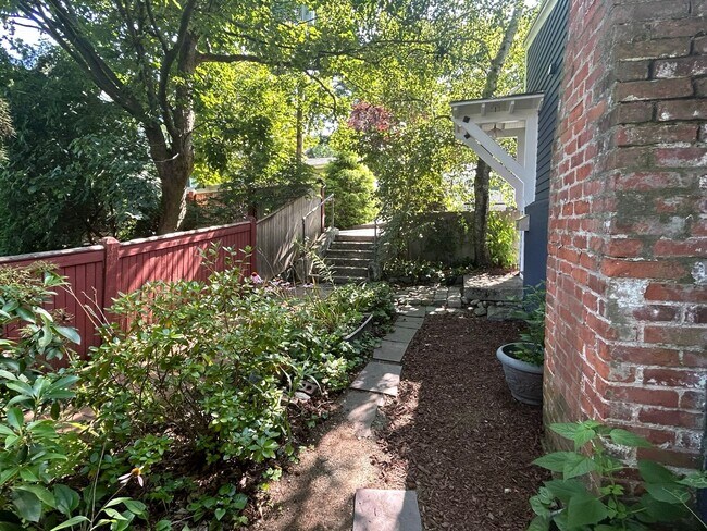 Building Photo - 1-Bedroom Home in Historic part of the city