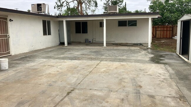 Building Photo - NE 4 bedroom home by Bakersfield College
