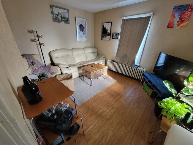 Foto del edificio - AVAILABLE JUNE - 3 Bed 1 Bath w/ Private Fenced Yard - $250 Off First Months Rent!