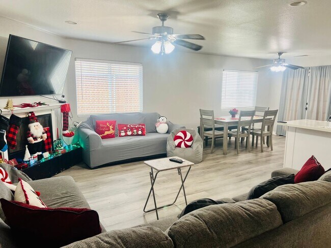 Foto del edificio - Spacious Single-Story 4 Bedroom Home with Lovely Backyard