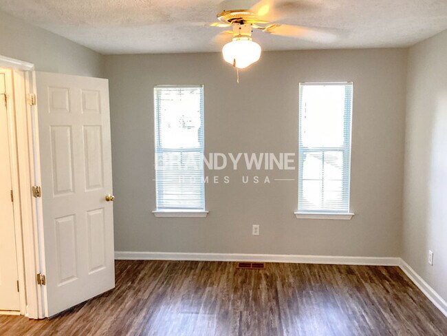 Building Photo - 5695 Meadow Ln