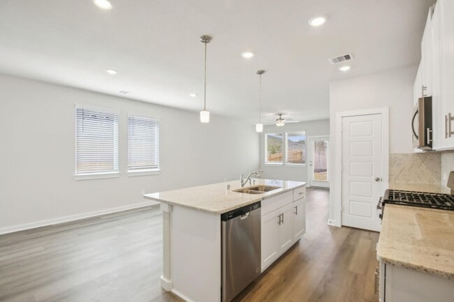 Foto del edificio - 18616 Hillswood Dr