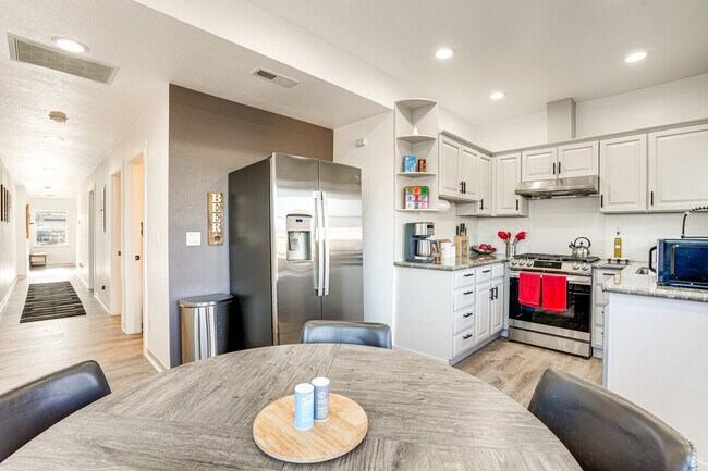 Foto del edificio - 641 Central Ave