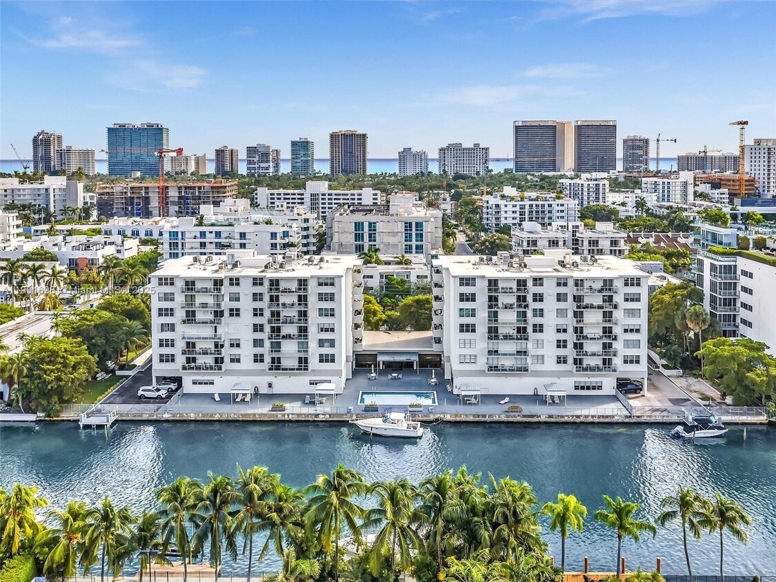 Primary Photo - 10000 W Bay Harbor Dr