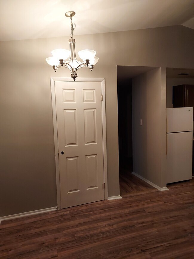 Building Photo - 7836 Ivy Hollow Dr