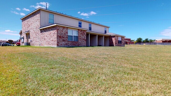 Building Photo - Convenient location 3 bedroom 2 bath townh...