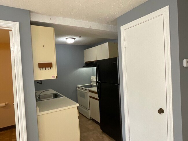 Building Photo - Townhouse-Style Condo Rental in Middletown, CT