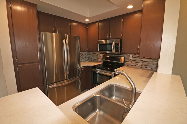 Foto del edificio - Mission Valley condo (River Colony) with balcony!  Central heat/ air. Gated garage parking. Pool/...