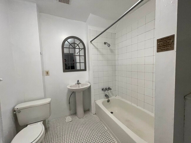 Building Photo - 435 Monmouth St