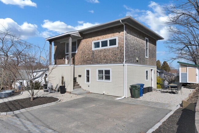 Building Photo - Stunning 4 Bed 2.5 Bath Steps from Willard...