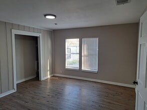 Building Photo - 1430 W 5th Ave