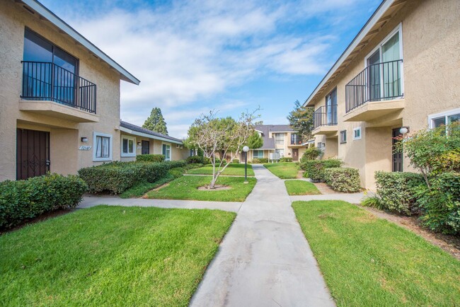 Building Photo - Remodeled Townhome