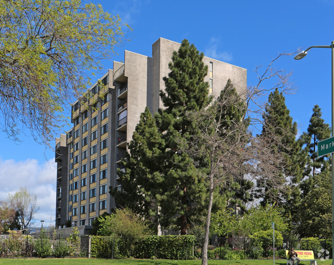 Building Photo - Oak Center Towers