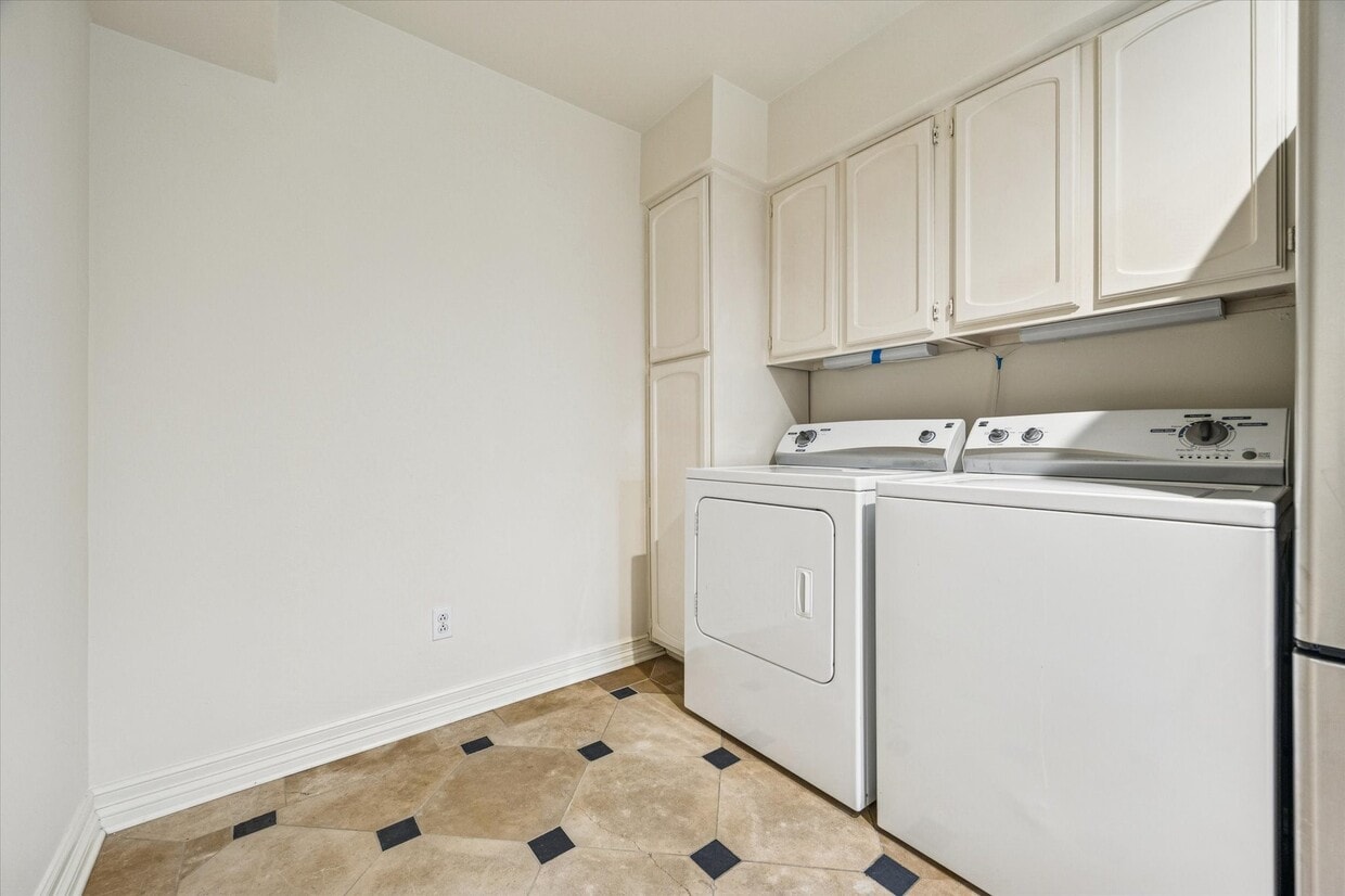 Building Photo - 453 N Post Oak Ln