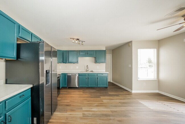 Building Photo - Amazing 4 Bedroom Home