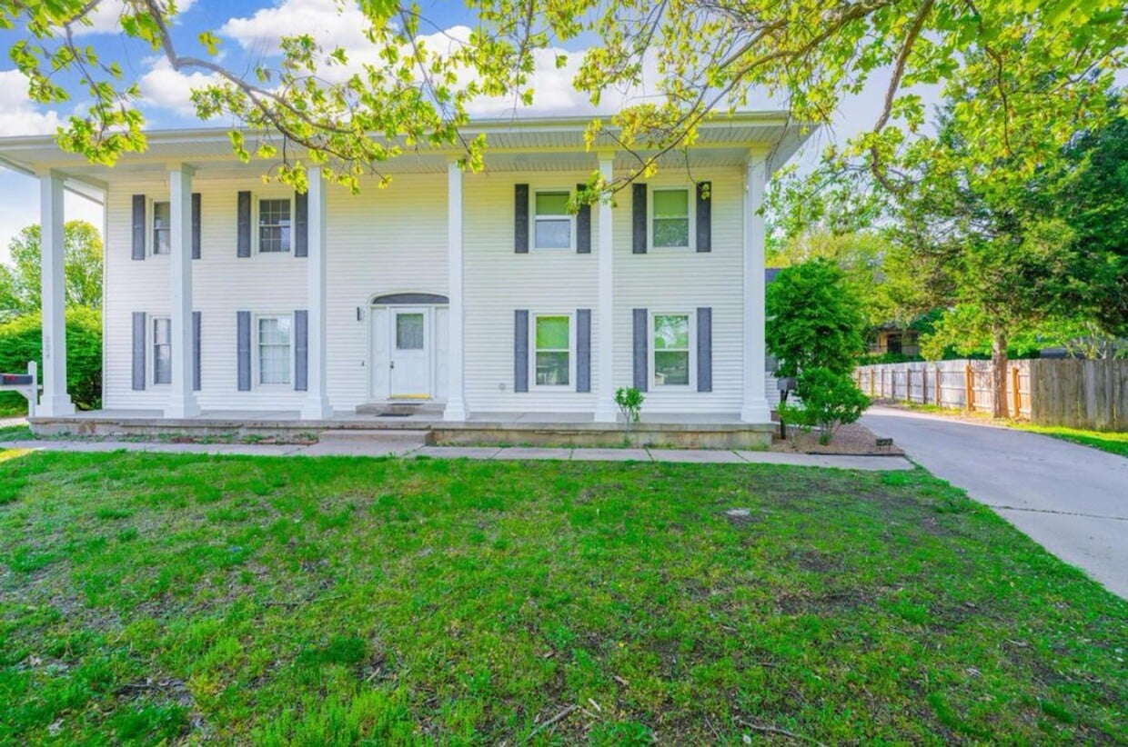 Primary Photo - 222 Live Oak Ln
