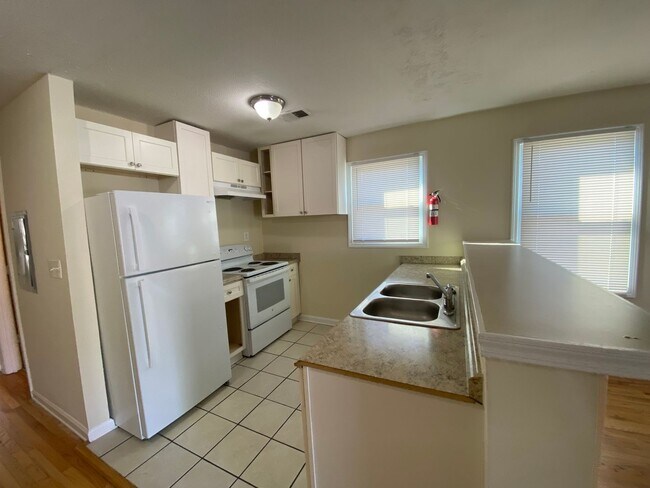 Building Photo - 5961 Peco Ln
