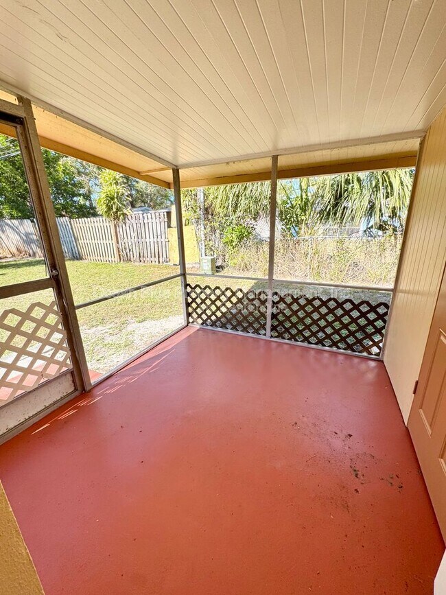 Foto del edificio - 10179 106th Ave N